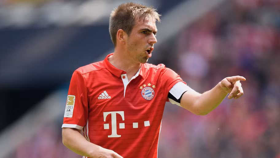 Mặc dù đã bước sang bên kia sự nghiệp, thế nhưng Philipp Lahm vẫn luôn là cái tên không thể thiếu trong đội hình đưa Bayern Munich vào đến bán kết cúp C1 châu Âu màu này. Không chỉ giữ vai trò thủ lĩnh mà cầu thủ người Đức còn được nhắc đến bởi lối chơi đa năng ở mọi vị trí và tinh thần thi đấu quật cường.