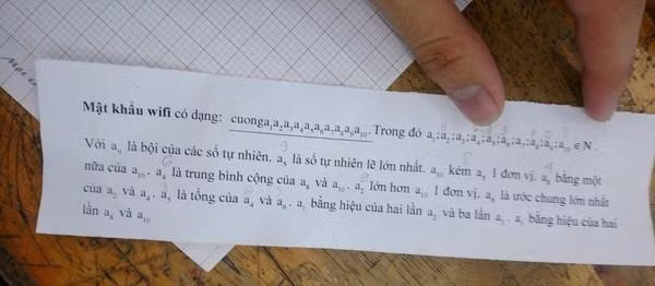 Cách đây không lâu, nhiều học sinh cũng từng lan truyền bức ảnh cô giáo cung cấp pass wifi qua một phương trình đại số rắc rối. Kết quả là nhiều học sinh thà tự bật 3G hoặc không nghĩ đến chuyện vào mạng hơn là cố gắng ngồi giải.