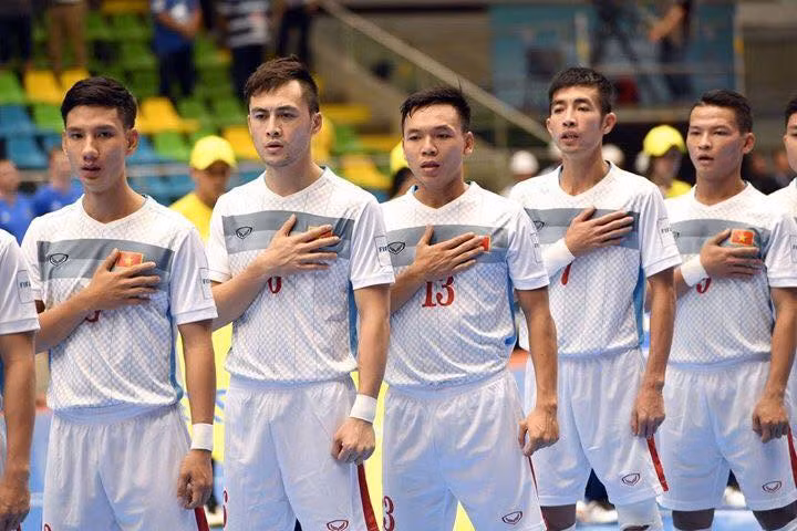 Chia sẻ trên trang cá nhân của mình sau khi về nước, tuyển thủ Futsal Long Vũ nói: "Có lẽ sự nghiệp quần đùi áo số của mình như thế này là quá tuyệt rồi. Đã đến lúc nên ngừng lại. Chính thức nói lời chia tay nghiệp cầu thủ. Bắt đầu nghĩ đến một tương lai thôi!