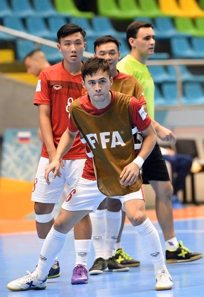 Sinh năm 1988, Vũ “lông” thuộc diện “lão làng” tại tuyển futsal với rất nhiều cầu thủ mới đôi mươi. Vì điều kiện thể lực và hệ lụy từ những chấn thương, anh đã sớm suy nghĩ nghiêm túc đến kế hoạch “treo giày”.