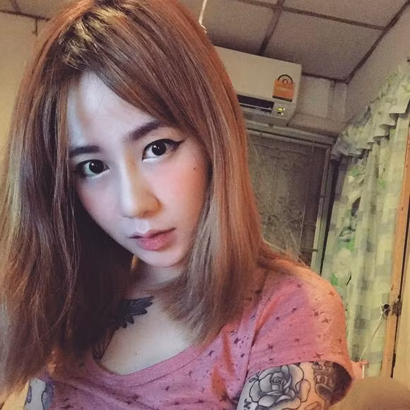 Punyaphat Pongsub sở hữu hơn 500.000 lượt theo dõi trên facebook và có hẳn một kênh bán hàng làm đẹp online được rất nhiều bạn trẻ yêu thích.