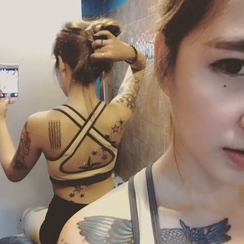 Điều khiến người xem chú ý là cô gái không hề có khuôn mặt lạnh lùng, dáng vẻ sexy chết người mà nổi bật bởi vẻ đẹp xinh tươi, năng động và nụ cười tỏa nắng.