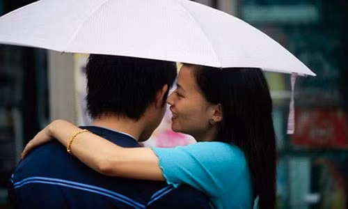 Anh ta chỉ đáng đổi 3000 đồng này thôi. Từ nay, cô ta sẽ chăm sóc anh giúp mẹ con tôi” (Ảnh minh họa).