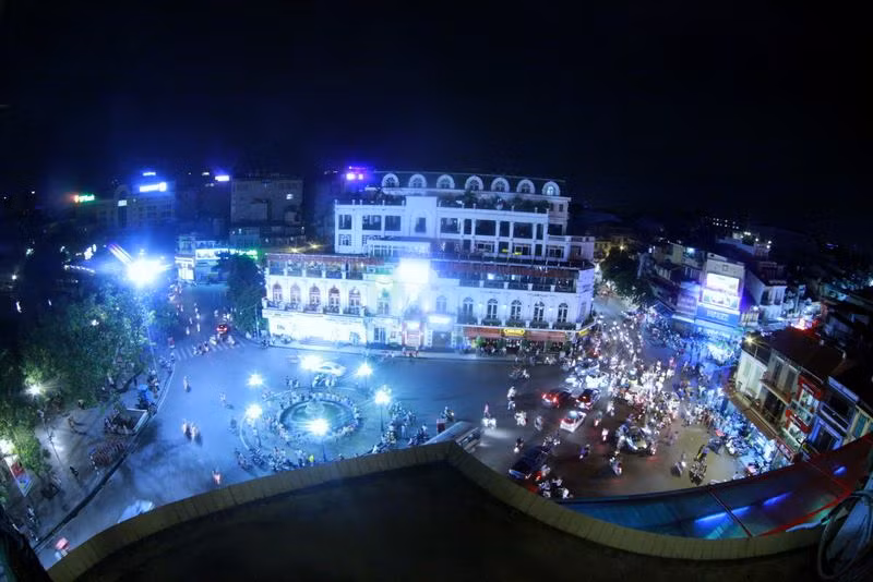 Địa điểm ngắm trăng rằm lý tưởng nữa không thể bỏ qua là Hồ Gươm.