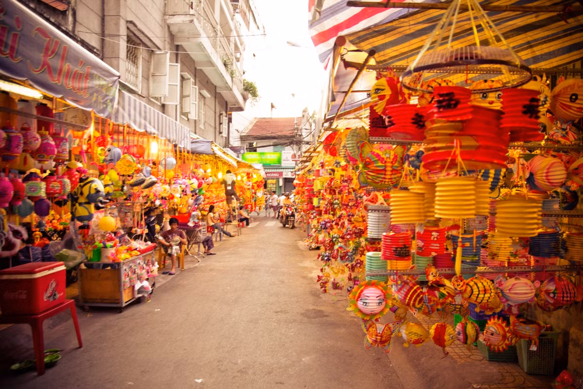 Với những bạn thích hòa mình vào những sắc màu vui nhộn thì điểm đến thích hợp là khu phố đèn lồng ở Sài Gòn.