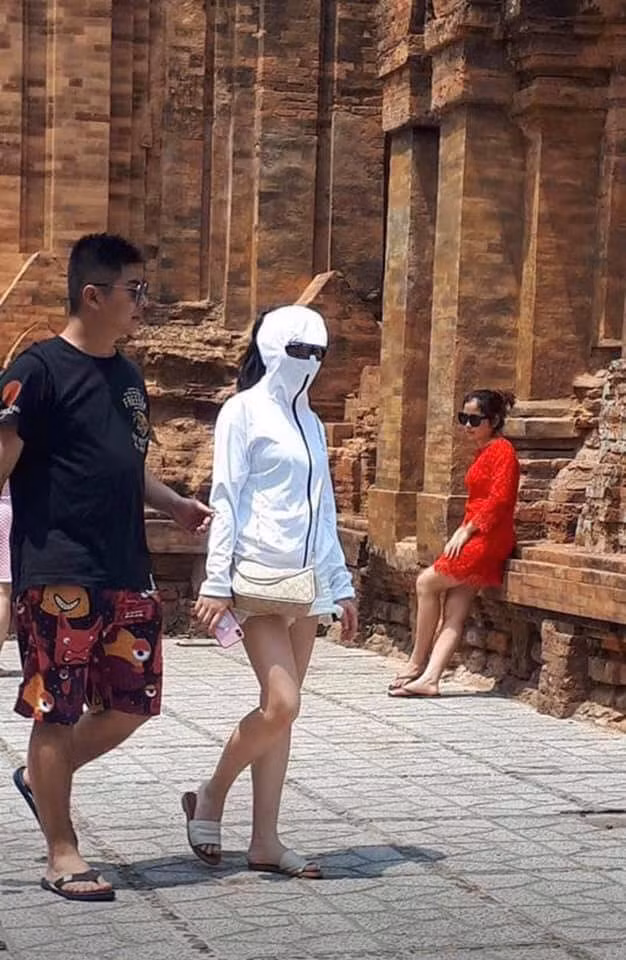 Như đã biết, ánh nắng chính là đối thủ khiến làn da trắng nõn nà của chị em khó chịu nên họ đã chọn cách chụp bức ảnh check-in tại điểm du lịch kín mít từ đầu tới chân như các ninja.
