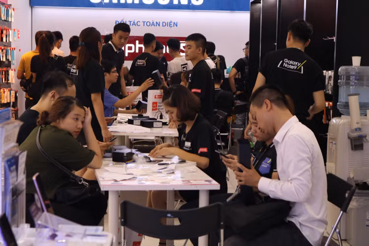 Đa phần xếp hàng mua điện thoại Samsung Galaxy Note 9 đều là các bạn trẻ những người nhanh nhạy với công nghệ và luôn thích khám phá sản phầm mới ra.