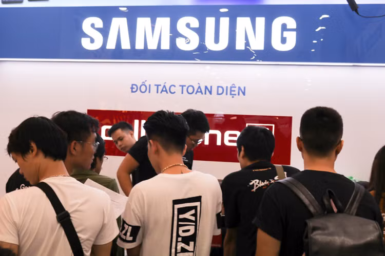 Quầy thanh toán của cửa hàng điện thoại di động trên trở nên đông đúc lạ thường từ việc mua đứt hay mua trả góp đều được giải quyết ngay trong đêm.