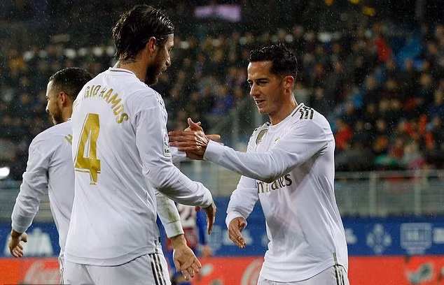 Theo một nguồn tin từ tờ Cadena Ser, trong phiên chợ hè, cả Arsenal và MU đều bày tỏ ý định chiêu mộ Lucas Vazquez, song anh đã dứt khoát từ chối những lời đề nghị hấp dẫn này để tiếp tục đấu tranh tìm một vị trí chính thức trong đội hình Real Madrid.