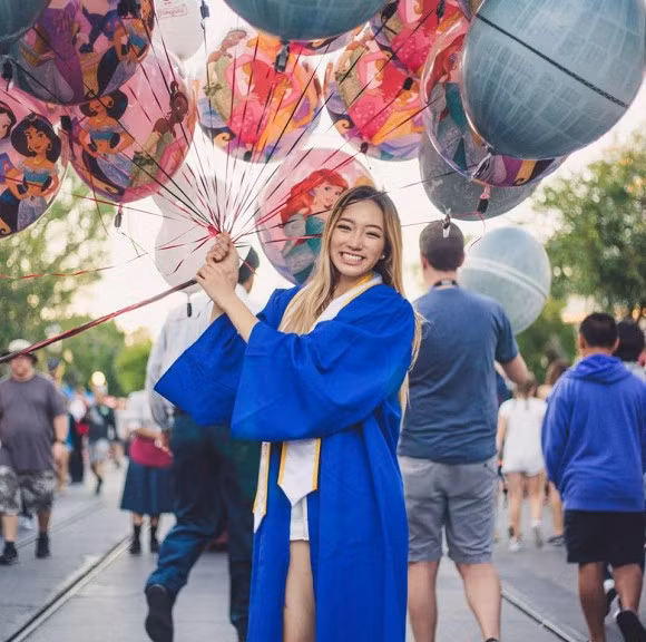 Dù bận rộn với việc học nhưng mỗi khi có dịp, Isabella vẫn về Việt Nam để thăm mẹ. Hồi tháng 3, cô con gái đã về quê hương để ủng hộ đêm nhạc của mẹ.