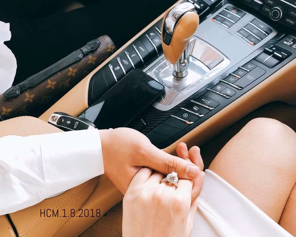 Sau 4 năm rời xa showbiz, hot girl đình đám một thời đã chính thức trở thành "vợ người ta". Đám cưới của Vân Navy và bạn trai dự định sẽ được tổ chức vào tháng 1/2019 ở cả Hà Nội và TP.HCM.