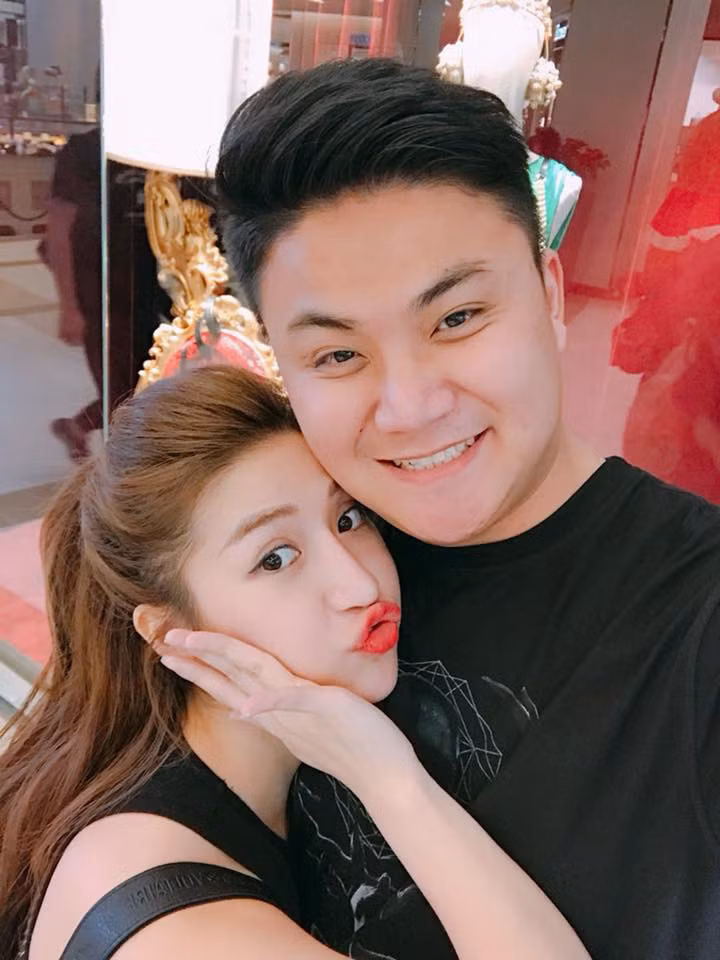 Trong một năm yêu nhau, hot girl và bạn trai thường xuyên chia sẻ những khoảnh khắc lãng mạn, ngọt ngào trên trang cá nhân. Bên dưới những bức hình, người hâm mộ cũng để lại bình luận chúc phúc cho đôi trẻ.