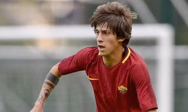 M.U muốn có sao Roma gần như miễn phí: Sau khi Zlatan Ibrahimovic chính thức ký hợp đồng mới với M.U, Jose Mourinho đã tuyên bố đội bóng của ông không cần thêm tân binh vào kỳ chuyển nhượng mùa Đông. Nhưng báo chí Anh loan tin, vị chiến lược gia người Bồ Đào Nha đang nhắm đến Antonucci. Trang Transfermarketweb cho biết M.U là một trong những đội bóng dành sự quan tâm đặc biệt cho cầu thủ 18 tuổi. Ảnh: Transfermarketweb