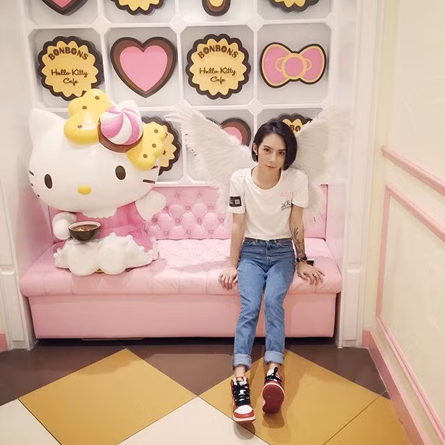 Hiện tại, Yan You là chủ một cửa hàng thời trang online trên Taobao, chuyên bán các sản phẩm chăm sóc da và quần áo.