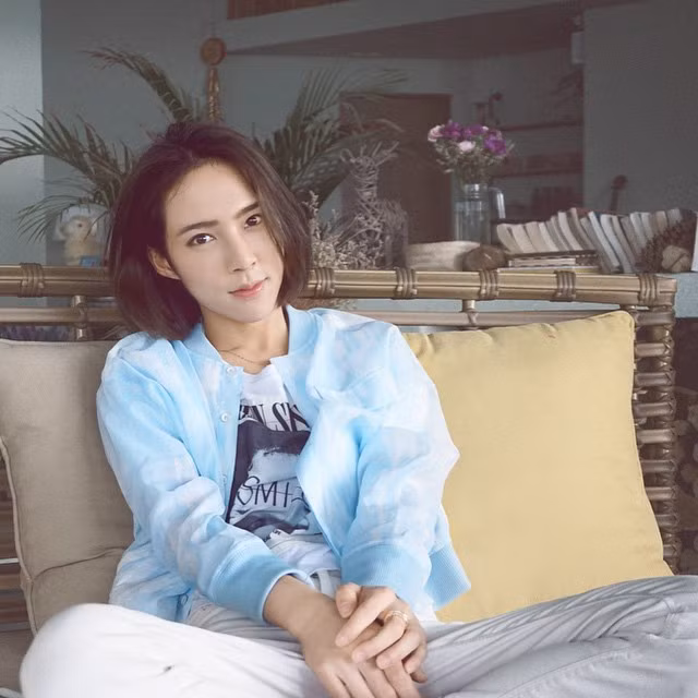 Chính nhờ diện mạo và phong cách ăn mặc nữ tính khiến Yan You cuốn hút người nhìn.