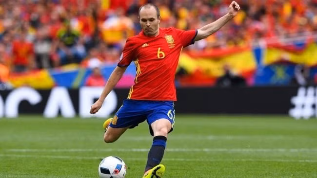 Andres Iniesta được đánh giá là một trong những tiền vệ hay nhất ở thế kỉ 21. Mặc dù đã bước sang tuổi băm, nhưng Iniesta vẫn là nhân tố then chốt nơi hàng tiền vệ cực mạnh của Tây Ban Nha.
