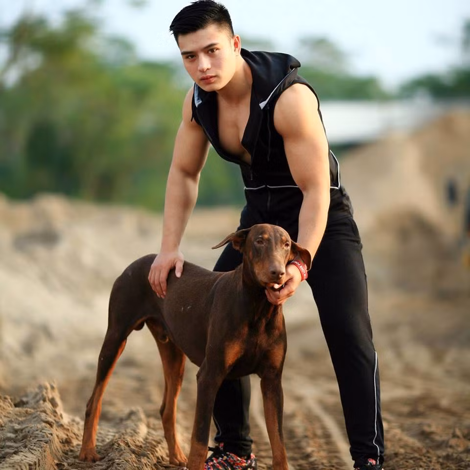 Bằng thân hình vạm vỡ, thân hình 6 múi cùng khuôn mặt đẹp chẳng khác gì diễn viên điện ảnh, nam cảnh sát 9X Việt có tên là Nguyễn Xuân Đức trở thành thần tượng của nhiều bạn nữ trên mạng xã hội thời gian qua.