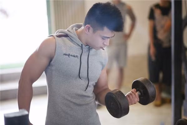 Ngoài công việc làm giám thị trại giam, Xuân Đức còn là người mẫu ảnh cho những shop bán quần áo thể thao online nhờ sở hữu cơ thể vạn người mê. Ảnh: FBNV.