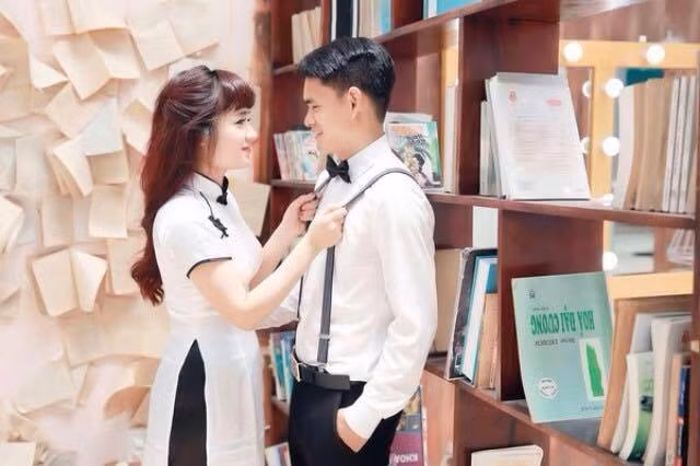Ngày 12/5, họ hàng nội ngoại và Đình Tùng mang lễ vật sang hỏi cưới Vân ở TP Thanh Hóa.