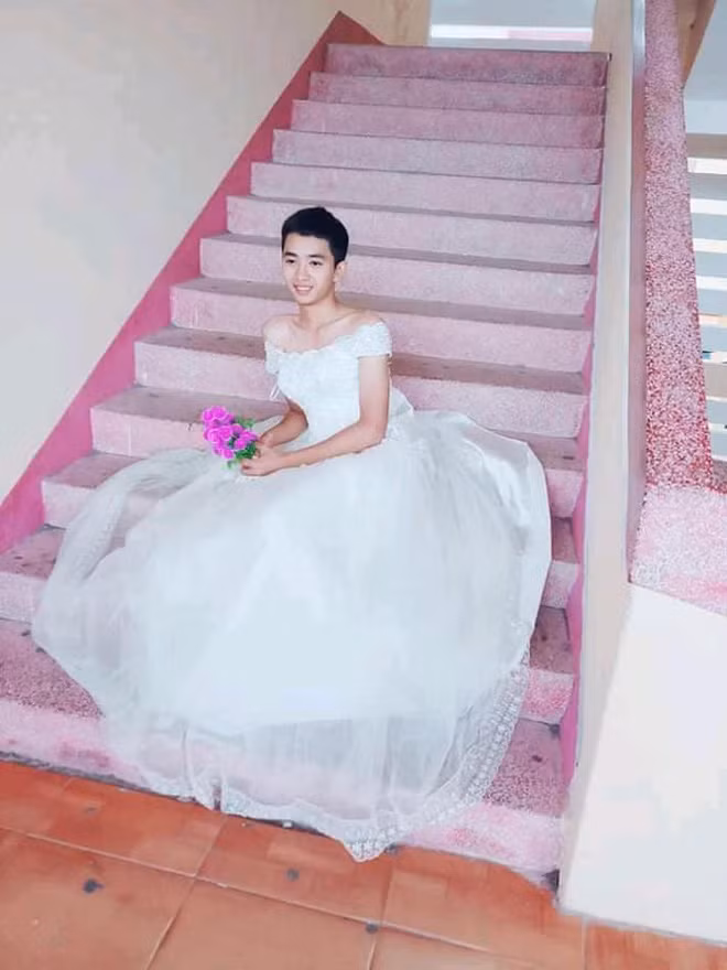 Có một sự thật là đôi khi con trai giả gái khiến dân tình phải ngả mũ thán phục nhờ tài trang điểm còn đẹp hơn cả con gái. Điều này được minh chứng ở những bức ảnh nam sinh chụp ảnh váy cưới.