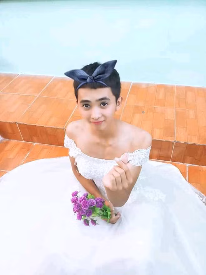 Mới đây trên MXH, dân mạng được phen lao đao vì những bức ảnh nam sinh diện váy cưới chụp ảnh ở trường học.