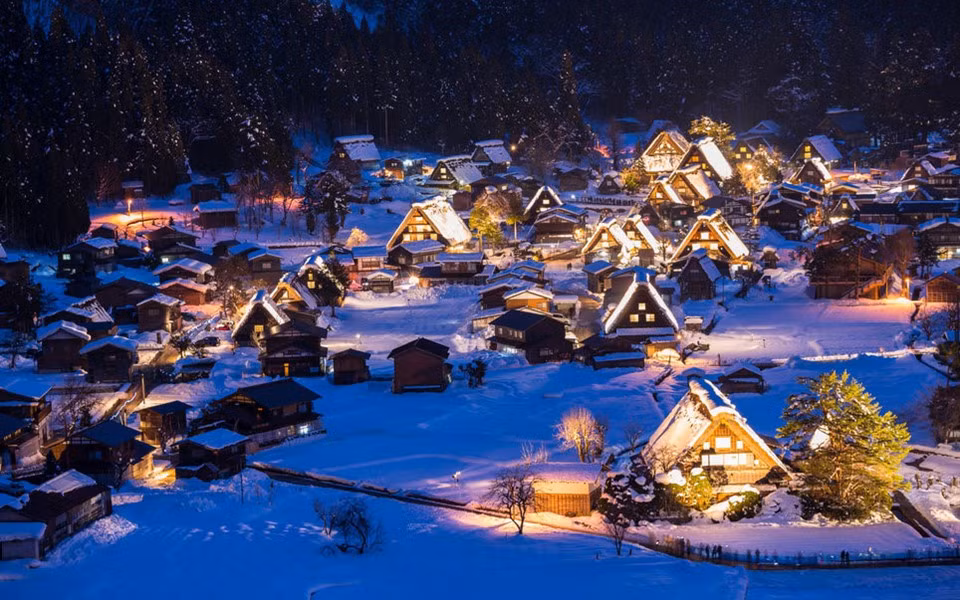 Shirakawa-go là ngôi làng cổ toàn tuyết ở Nhật Bản nổi tiếng trên khắp thế giới, nó nằm ở chân núi Haku-san, tỉnh Gifu, miền Trung Nhật Bản, được UNESCO công nhận là di sản văn thế giới năm 1995.