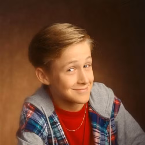 Ryan Gosling thời niên thiếu và bây giờ vẫn giữ được những nét đẹp và hài hước trên gương mặt, chỉ ngoại trừ vấn đề tuổi tác.