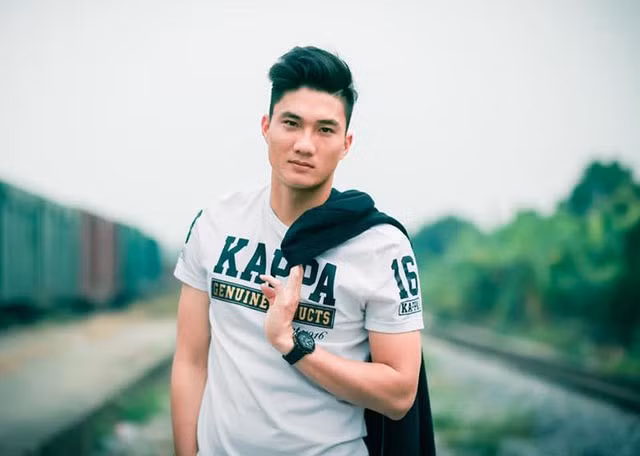 Văn Hoàng gây ấn tượng nhờ gương mặt điển trai cùng chiều cao 1m86 và thuộc hàng tốt nhất ĐT Việt Nam trong giai đoạn này.