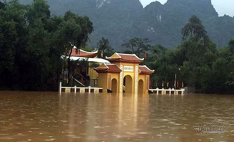 Nước dâng cao tại một thôn ở xã Văn Hoá chiều nay.
