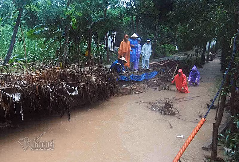 Hiện chính quyền địa phương đã khẩn trương hỗ trợ người dân di tản đến những ngôi nhà cao hơn để đề phòng lũ tiếp tục dâng cao, còn gia súc và gia cầm cũng đã đưa đến nơi trú ẩn an toàn.