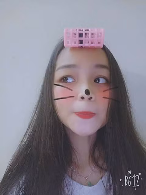 Không những yêu thể thao, Anh Thư còn có giọng hát rất ngọt ngào. Cô bạn này từng thể hiện bản cover "Em gái mưa" bằng tên các cầu thủ Việt Nam và được nhiều người khen ngợi bởi sự sáng tạo và chất tinh nghịch.