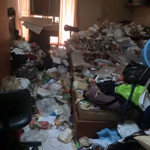 Chủ nhà trọ và cảnh sát đã tiến hành hỏi han và được biết hóa ra cô gái đang bị thất tình do người bạn trai đã hẹn hò nhiều năm phản bội. Cảm giác thất tình khiến nữ sinh tự hành hạ bản thân và giam mình trong phòng không thiết làm gì khác.