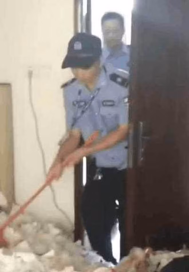 Chứng kiến cảnh tượng này, nhiều dân mạng Trung Quốc tỏ ra khá sững sờ và cho rằng tình yêu đúng là thứ mang lại cho con người những cung bậc cảm xúc ngọt ngào. Nhưng cũng chính nó cũng có thể tàn phá thanh xuân của của một người một cách dễ dàng.