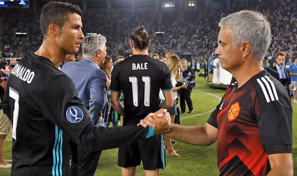 Vì Matic, Ronaldo giận run Jose Mourinho: Tờ Don Balon loan báo, siêu sao người Bồ Cristiano Ronaldo rất tức giận với ông thầy cũ đồng hương, trước những lời có cánh dành cho tân binh MU - Namanja Matic, rằng chưa từng làm việc với cầu thủ nào giỏi hơn tiền vệ Serbia. Ảnh: Don Balon