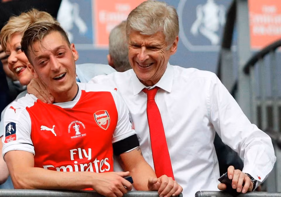 Mesut Oezil sẽ rời Arsenal vào Hè 2018: Báo cáo của truyền thông Đức cho hay, Oezil sẽ không gia hạn hợp đồng với Arsenal để ra đi vào mùa Hè năm sau theo dạng chuyển nhượng tự do.