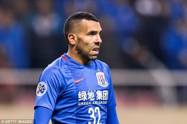 Tiền đạo hưởng lương cao nhất nhì thế giới bị bỏ rơi: Cựu ngôi sao MU, Man City và Juventus, tiền đạo Carlos Tevez đang bị bỏ rơi tại CLB Thân Hoa Thượng Hải ở giải VĐQG Trung Quốc lý do được đưa ra đó là HLV trưởng của CLB đến từ Trung Quốc cho rằng Tevez đang thừa cân và không nằm trong danh sách vị thuyền trưởng này cần. Ảnh: Getty Images