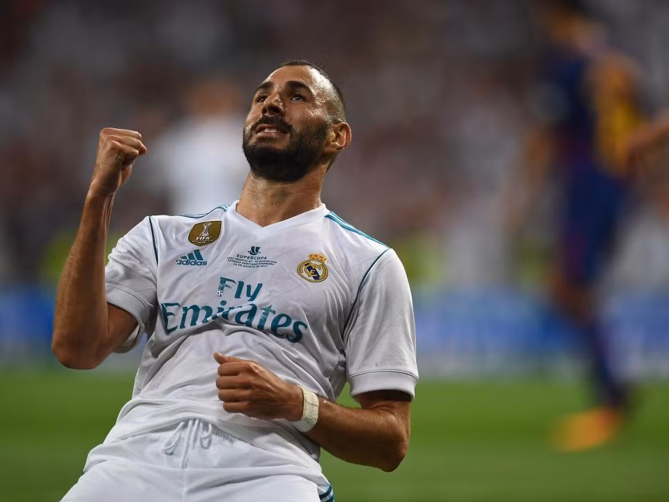 Benzema gia hạn hợp đồng với Real Madrid: Nguồn tin của tờ Le Journal du Dimanche cho biết, Karim Benzema sẽ ký hợp đồng mới cùng Real Madrid với điều khoản giải phóng lên đến ... 900 triệu bảng, cao thứ 3 thế giới chỉ sau hai người đồng đội Cristiano Ronaldo và Gareth Bale (khoảng 1 tỷ bảng). Ảnh: Le Journal du Dimanche