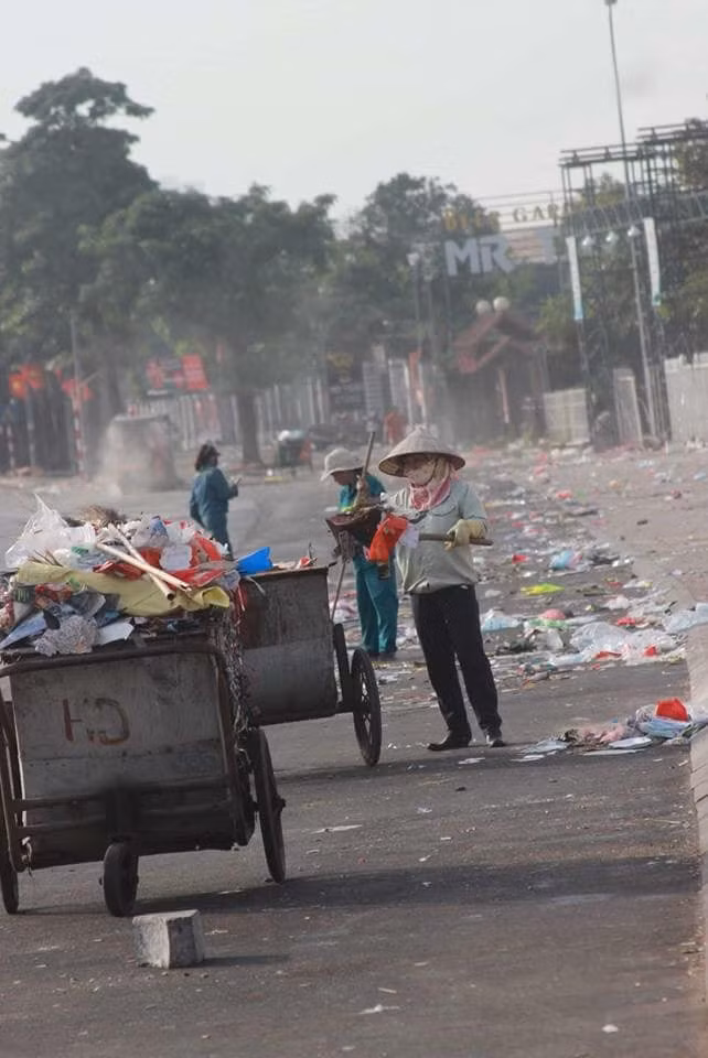 Hơn một ngày sau thắng lợi của đội tuyển Việt Nam tại AFF Cup, những hình ảnh ngập rác sau thắng lợi tại Mỹ Đình vẫn được đăng tải. Kèm theo đó là dòng chú thích: "Nhiều rác quá, một số khu vực vẫn còn chưa thể dọn hết".