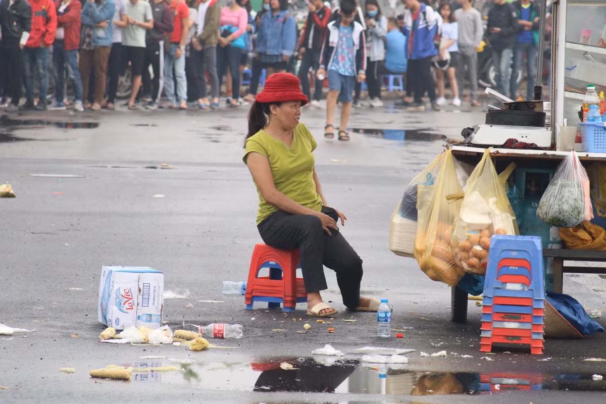 Bên cạnh đó nickname Duy Khoa bày tỏ: "Hôm đó mình cũng đi, bên cạnh người xem xả rác thì chính những người bán hàng ăn theo cũng chính là thủ phạm. Bán hàng xong vỏ trứng, chai dầu, hay cả chảo mỡ vừa rán đồ xong họ cũng đổ ngay xuống chân".