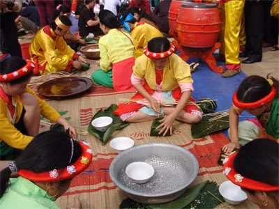 Đến đây các bạn trẻ sẽ được tham gia các trò chơi dân gian trong lễ hội xuân của người dân tộc như đi goòng, chơi quay, ném pao, ném còn..., hay các trò chơi của người Việt như kéo co, đánh đu, đấu vật, pháo đất, nhảy dây, nhảy bao bố, thưởng thức ẩm thực ngày tết.