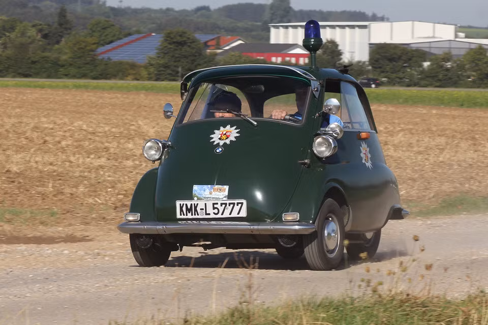 1. BMW Isetta: Mẫu xe nhỏ nhắn chỉ có 2 ghế ngồi, thân hình có phần dị hợm này lại từng là cánh tay đắc lực cho cảnh sát Đức những năm đầu thập niên 1960. Chiếc xe chỉ có một cửa duy nhất và hình dáng không khác gì cửa tủ lạnh. Nó không phải là lựa chọn ban đầu của cảnh sát Đức. Tuy nhiên, nước Đức bước vào quá trình tái thiết đầy khó khăn hậu Thế chiến thứ 2, và BMW Isetta của cảnh sát Đức được sử dụng như một giải pháp mang tính kinh tế nhất thời điểm đó. Năm 2013, một chiếc BMW Isetta cảnh sát được phục hồi và bán với giá 86.000 USD.