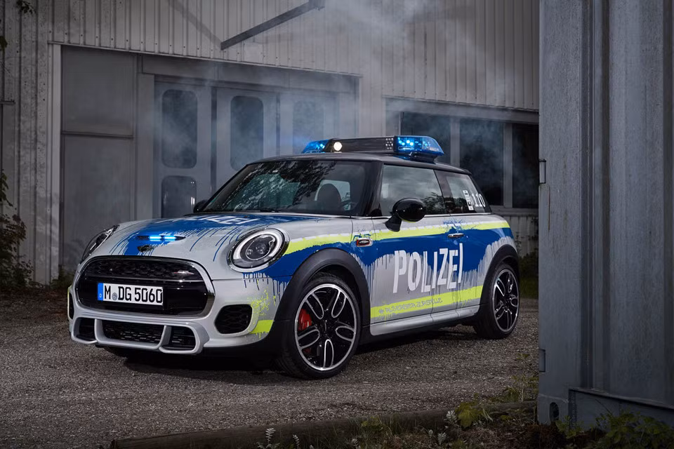10. Mini Cooper JCW: Mẫu Mini Cooper JCW (John Cooper Works) là một trong 6 phiên bản xe chuyên dụng mà BMW tạo ra vào năm 2018. Thân xe được được sơn theo phong cách graffity đậm chất đường phố. Dưới nắp capo là khối động cơ tăng áp 2,0 lít 4 xy-lanh, công suất 231 mã lực và mô-men xoắn 350 Nm. Không chỉ có ở Đức, lực lượng cảnh sát tại các nước châu Âu cũng sử dụng Mini Cooper JCW bởi thân xe nhỏ gọn, động cơ tương đối mạnh và vẻ ngoài thân thiện với cộng đồng.