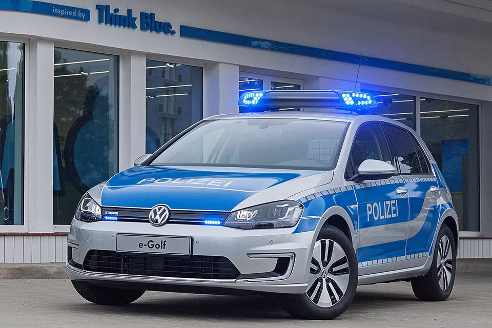 5. Volkswagen e-Golf: Những mẫu xe điện ngày càng được sử dụng rộng rãi hơn trong lực lượng cảnh sát, tiêu biểu như Tesla Model S tại Mỹ. Cảnh sát Đức cũng bắt đầu trang bị mẫu Volkswagen e-Golf vào tháng 9/2014. Chiếc xe không có khí thải, gần như im lặng khi vận hành giúp ích cho việc bám đuổi và áp sát những xe tội phạm. Tuy nhiên, tầm hoạt động của e-Golf khá hạn chế, chỉ 190 km.