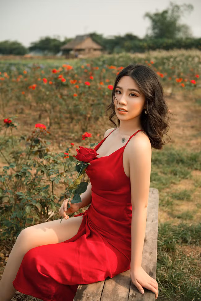 "Thỉnh thoảng mỗi lần mẹ bạn trai sang nhà chúng tôi, bà đều dặn dò hai đứa cố gắng bảo ban nhau, yêu thương và giúp đỡ nhau để phát triển tốt hơn nữa sự nghiệp", Linh Miu tâm sự.