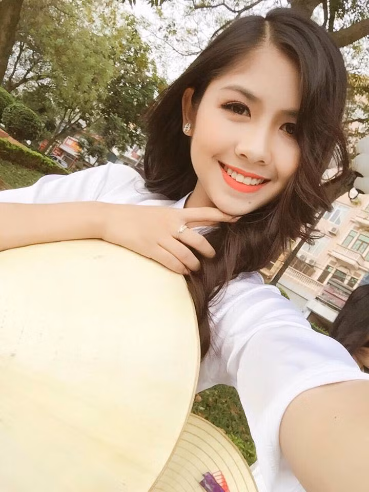 Nụ cười tươi và nhan sắc của mình, Thanh Thư chẳng thua kém gì những hot girl đình đám trên mạng xã hội cũng như tham gia showbiz.