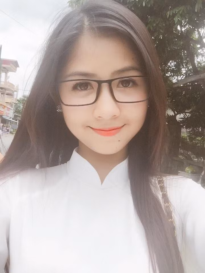 Bên cạnh đó, nét nữ tính nhẹ nhàng cũng được cô nàng quê Hải Dương này "khoe" ra bên ngoài.