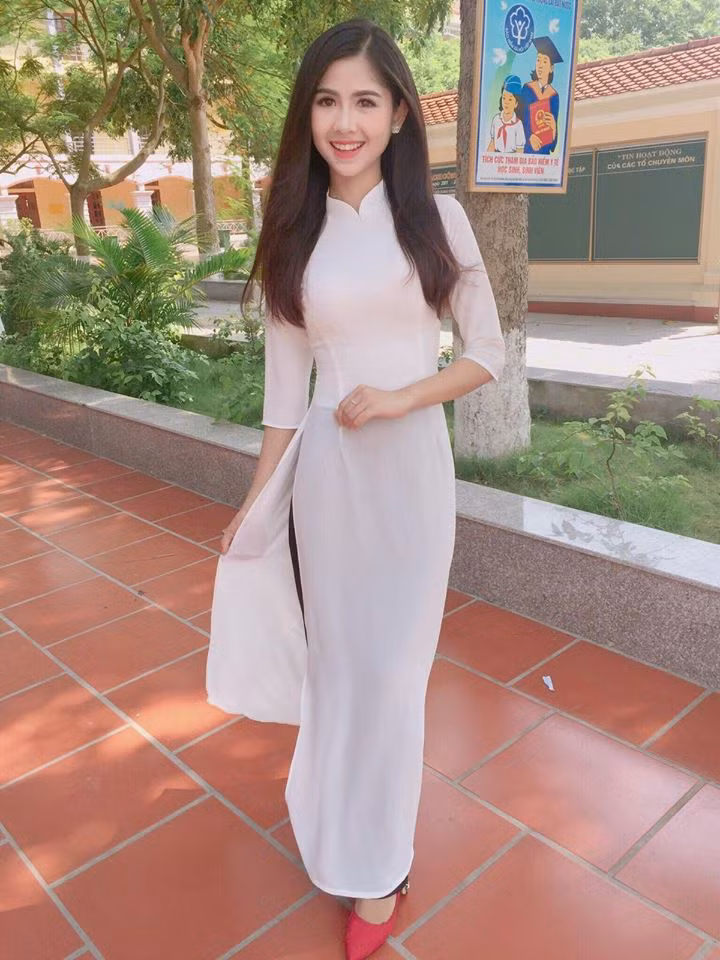 Mới đây, hot girl chân khoèo Hải Dương đã khiến dân mạng tiếp tục đứng ngồi không yên bằng những bức ảnh xinh lung linh với chiếc áo dài trắng trong bộ ảnh kỉ yếu chia tay mái trường THPT.