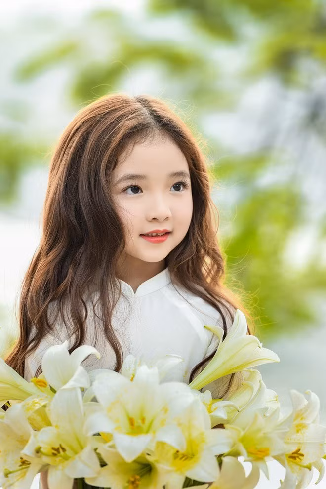 Có người phát hiện ra đây là cô bé Hà Vy không phải gương mặt xa lại, trước đây bé gái 6 tuổi này đã từng xuất hiện trong MV ca nhạc "Say you do" của ca sỹ Tiên Tiên.