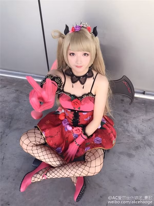 Mỹ nam người Trung Quốc hóa trang cosplay xinh như gái thật được nhắc tới ở đây có tên Hào Ca sinh ngày 10/1 và hiện là sinh viên của Đại học dệt may Vũ Hán khoa thiết kế nghệ thuật.