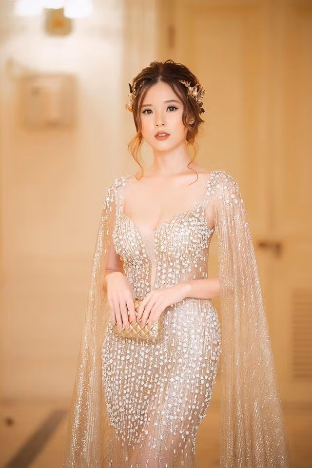 Khác hoàn toàn với các người đẹp Vbiz khác, những người chọn cách nâng cấp vòng 1 hay cả những người đẹp vốn sẵn có đôi "gò bồng đào" gợi cảm, Midu dù có quyến rũ, có phô diễn vòng 1 hay vóc dáng thì cô vẫn giữ được nét trong trẻo ngây thơ trên khuôn mặt.